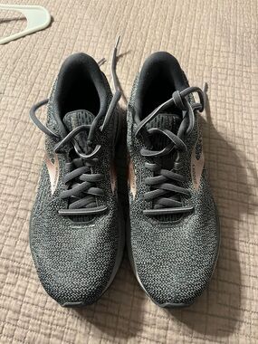 Brooks Dark Gray Knit Running Shoes with Subtle Purple Accents 8.5 women’s NEW